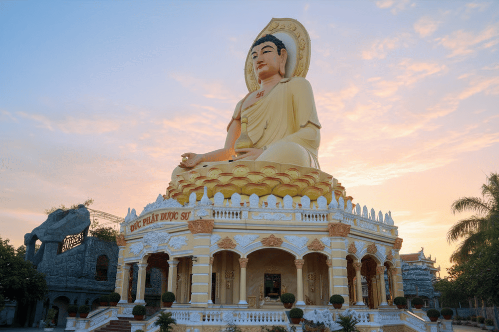 Tượng Phật Dược Sư cao 44m